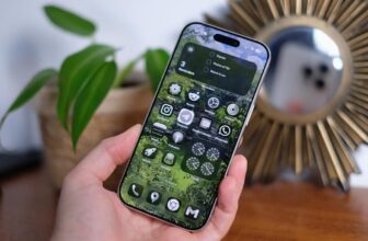 The best way to make your lock display background holographic in iOS 26